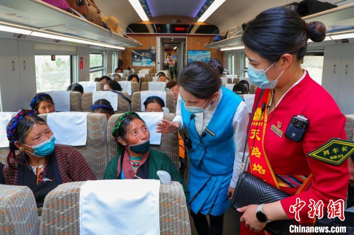 農(nóng)牧民乘坐高原復(fù)興號動車組出行?！≈軔傁?攝