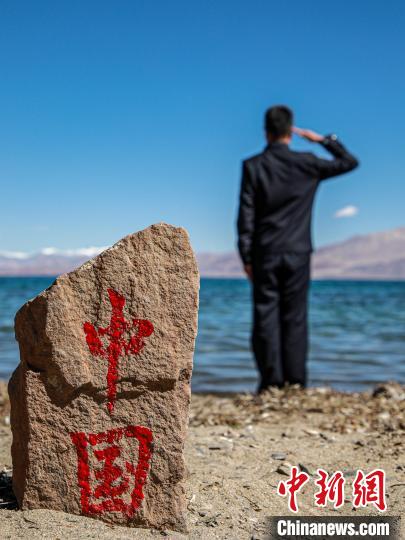班公湖畔的“中國”標(biāo)記?！↓埿▲P 攝