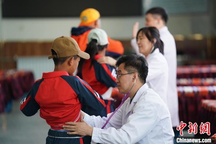 6月26日，西藏日喀則特校的孩子參加先心病篩查?！√K丹 攝