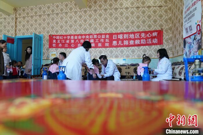 6月27日，西藏康馬縣雙語幼兒園的孩子參加先心病篩查?！√K丹 攝