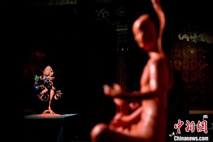 圖為展覽中圍繞西藏歷史與傳統(tǒng)創(chuàng)作的雕塑作品。　李林 攝
