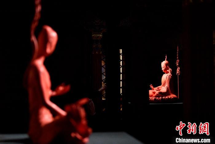 圖為展覽中圍繞西藏歷史與傳統(tǒng)創(chuàng)作的雕塑作品?！±盍?攝