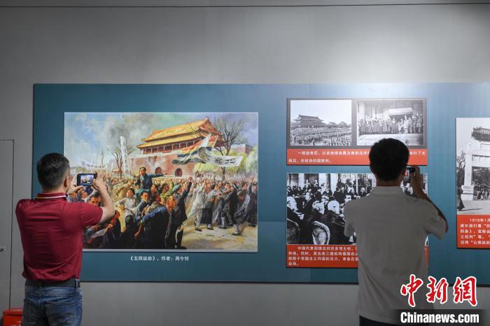 圖為市民參觀《曙光·偉業(yè)——五四運(yùn)動(dòng)與中國(guó)共產(chǎn)黨的成立》“七一”特展?！∝暩聛?lái)松 攝