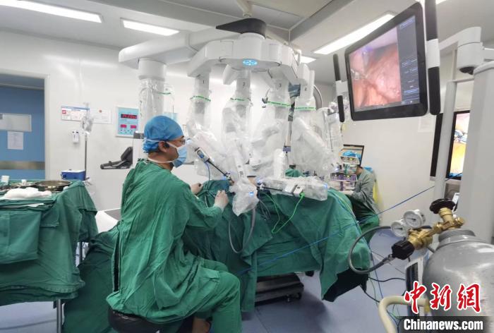 圖為援藏主任郝一昌協(xié)助進行達芬奇機器人手術(shù)。　西藏自治區(qū)人民醫(yī)院供圖