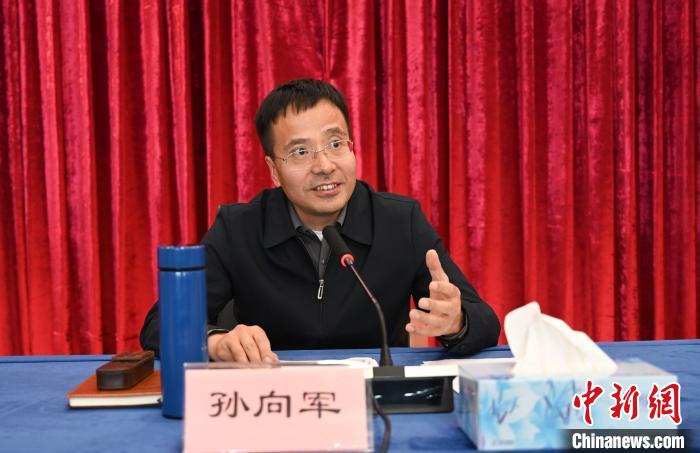 圖為西藏自治區(qū)黨委宣傳部副部長(zhǎng)、自治區(qū)社科院黨組書記孫向軍主持活動(dòng)?！≮w朗 攝
