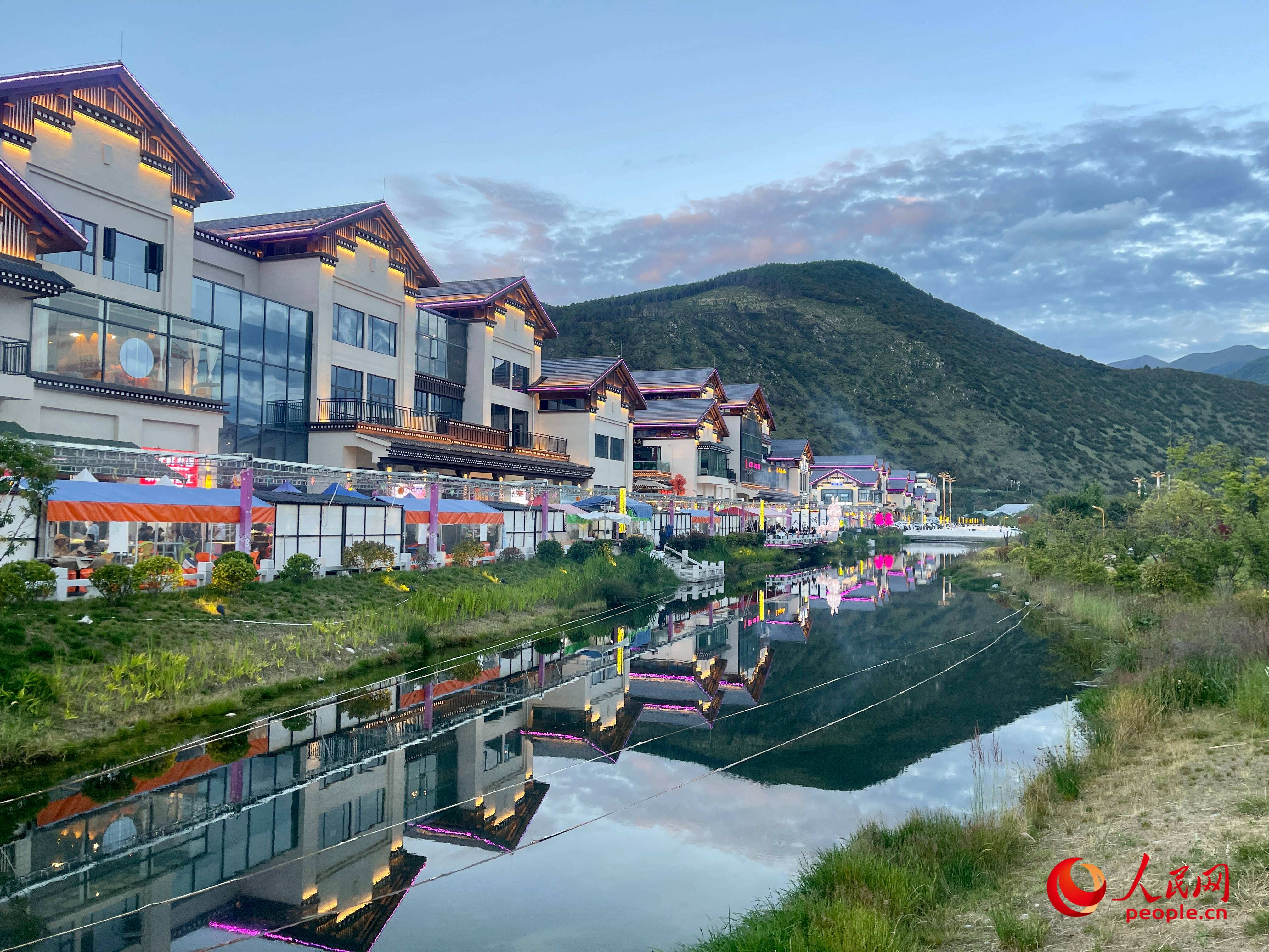 工布公園的一角，風(fēng)景秀麗。人民網(wǎng) 周靜圓攝