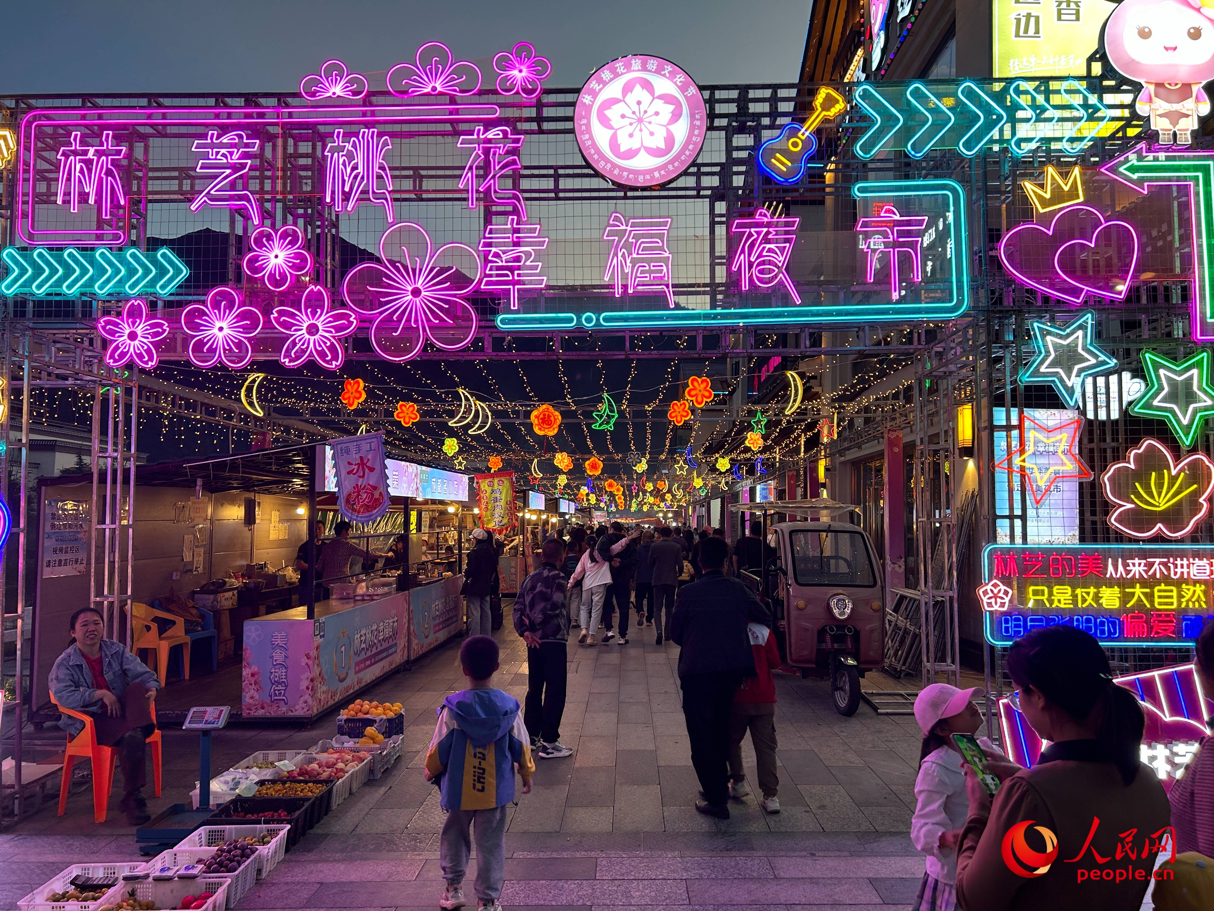工布公園里的夜市，人來(lái)人往。人民網(wǎng) 周靜圓攝