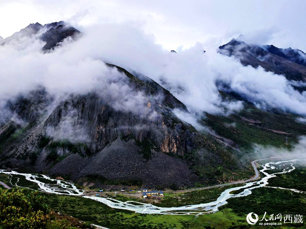 河流蜿蜒于青山間。人民網(wǎng) 李海霞攝