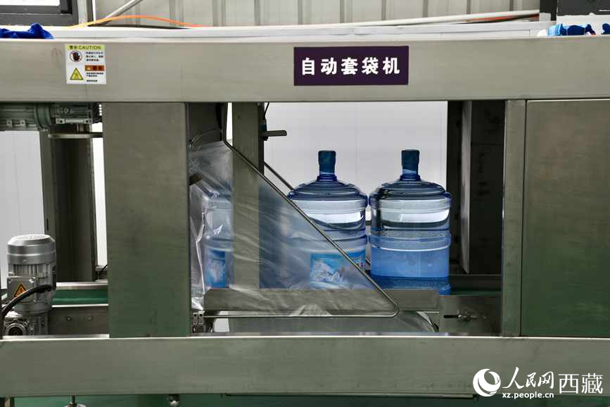 “色達(dá)牙泉”礦泉水（桶裝水）生產(chǎn)加工基地。人民網(wǎng)記者 次仁羅布攝