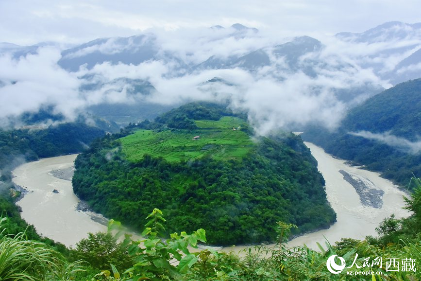 云海里的果果塘大拐彎。人民網(wǎng) 李海霞攝