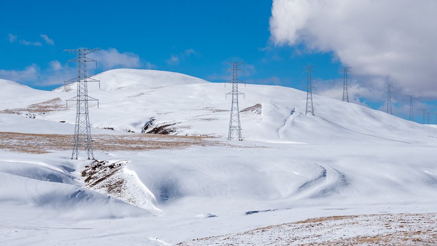 西藏自治區(qū)那曲市冰天雪地里的電網(wǎng)。趙清鵬攝