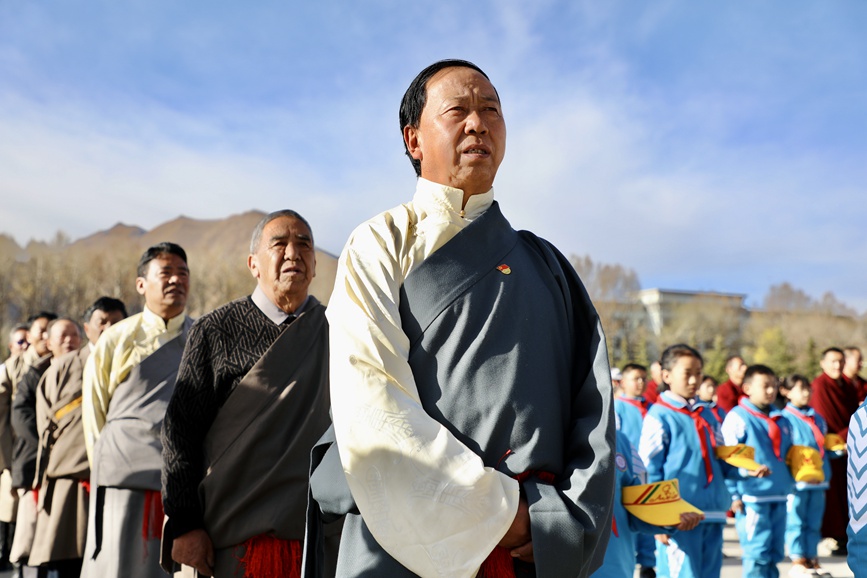 “升國旗、唱國歌”儀式現(xiàn)場。