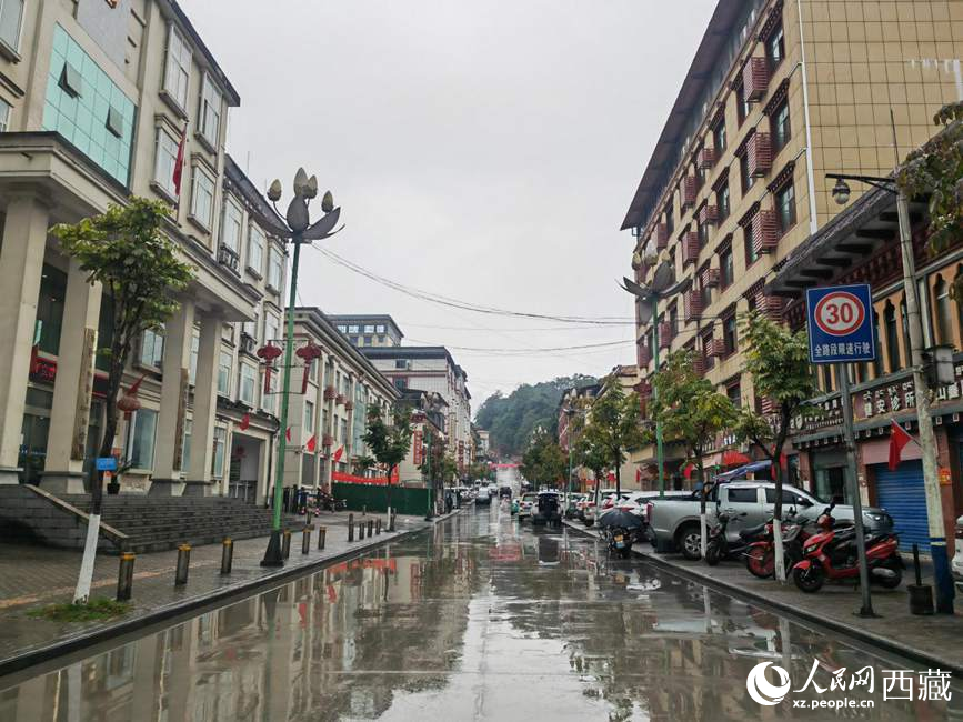 如今的墨脫縣城一應俱全。人民網(wǎng) 李海霞攝