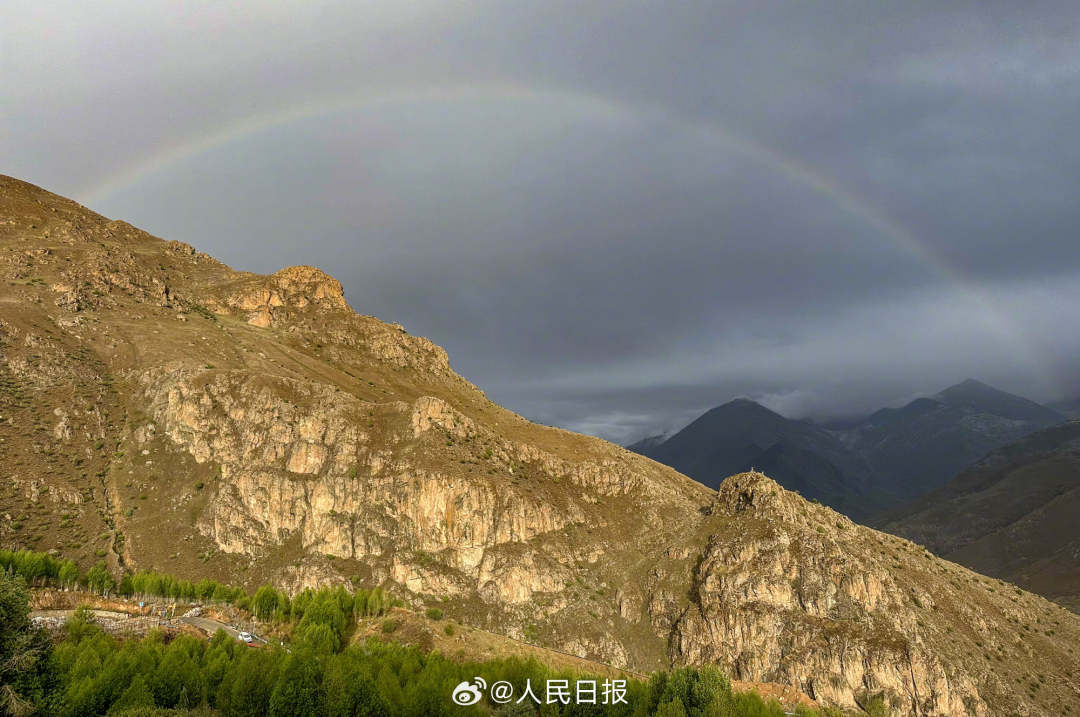 接好運(yùn)！青藏高原現(xiàn)巨大彩虹橋