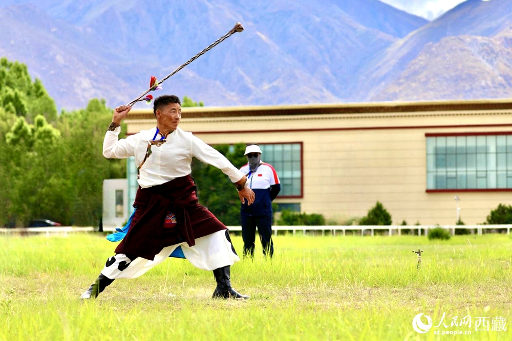參賽選手在拉薩首屆農(nóng)牧民運(yùn)動(dòng)會(huì)上進(jìn)行“古朵”比賽（“古朵”指的是用牦牛毛或者山羊毛編織成的拋石繩，可以將石頭投擲到較遠(yuǎn)的地方，是牧民們用來(lái)放牧的工具）。