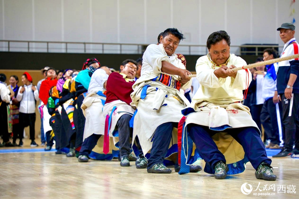 身著民族服裝的農(nóng)牧民選手在拔河比賽現(xiàn)場(chǎng)。