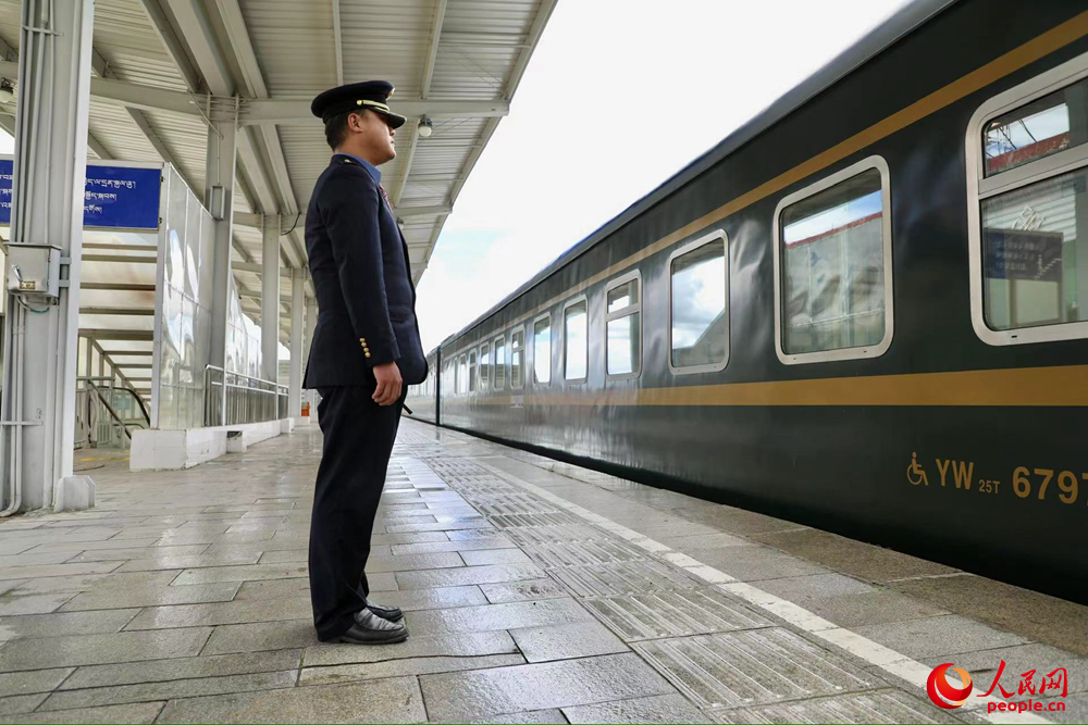 即將開(kāi)往上海的列車(chē)。人民網(wǎng)記者 次仁羅布攝