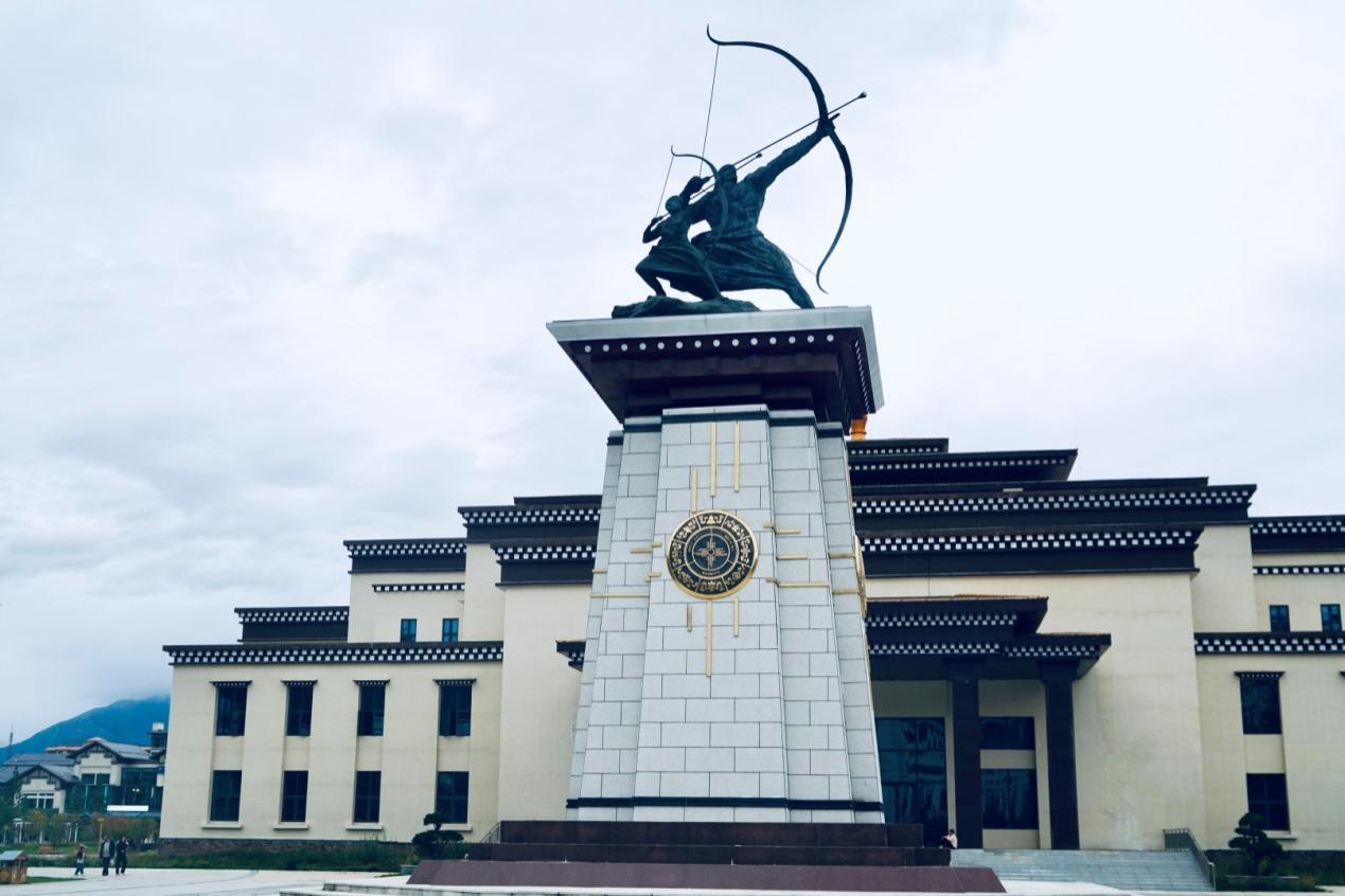 工布公園里的城市地標(biāo)雕塑——畢秀之子。人民網(wǎng)記者 益西康珠攝