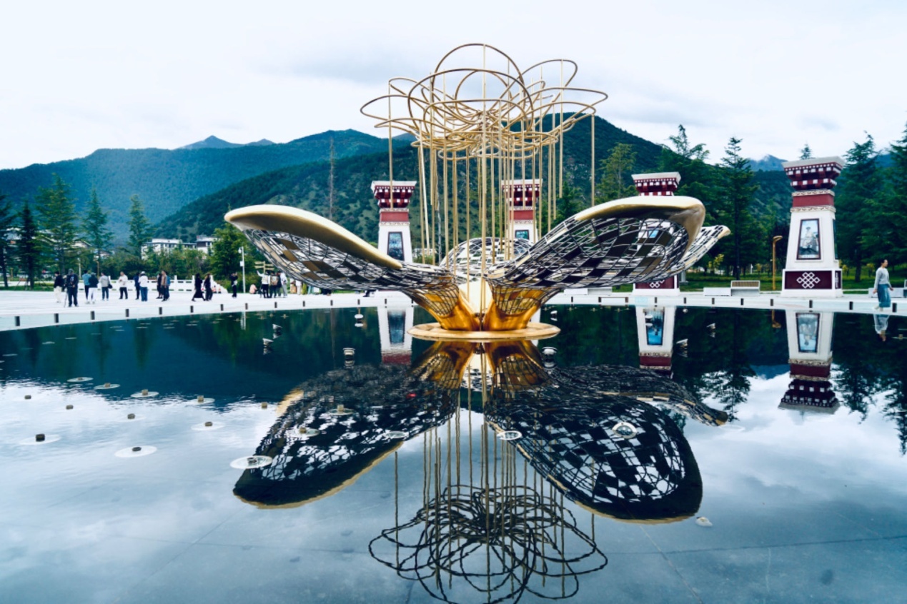 工布公園里的桃花主題雕塑——萬樹桃花。人民網(wǎng)記者 益西康珠攝