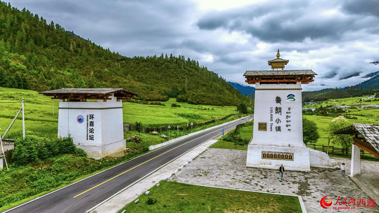 圖為魯朗小鎮(zhèn)一角。人民網(wǎng)記者 次仁羅布攝