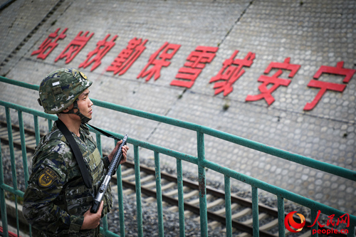 武警西藏總隊(duì)拉薩支隊(duì)執(zhí)勤八大隊(duì)官兵在鐵路旁執(zhí)勤。支翔宇 攝