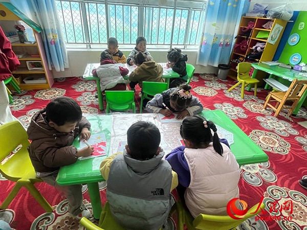 拉多村一所現(xiàn)代化幼兒園小班孩子們正在繪畫。張敏穎 攝