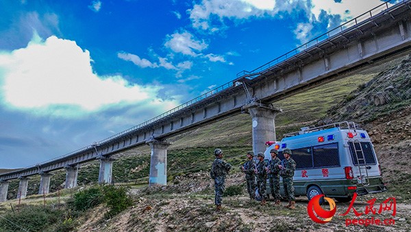 武警西藏總隊(duì)拉薩支隊(duì)執(zhí)勤八大隊(duì)官兵進(jìn)行護(hù)路演練以應(yīng)對(duì)突發(fā)情況。張磊 攝