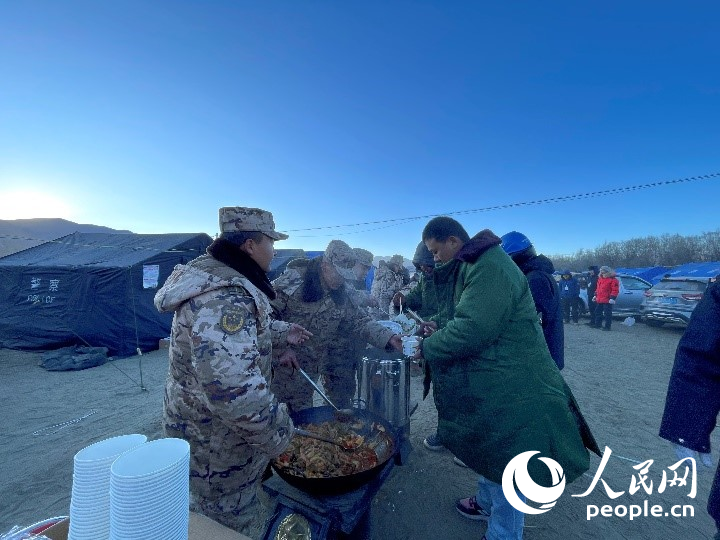 子弟兵為受災(zāi)群眾分發(fā)早餐。人民網(wǎng)記者 郝潔攝