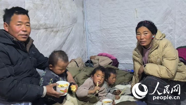 森嘎村村民扎西一家五口。人民網(wǎng)記者 吳雨仁攝