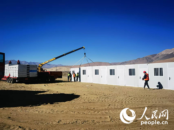 1月9日，在日喀則市定日縣長所鄉(xiāng)森嘎村安置點，工作人員抓緊搭建移動板房，確保受災群眾溫暖過冬。人民網(wǎng)記者 吳雨仁攝