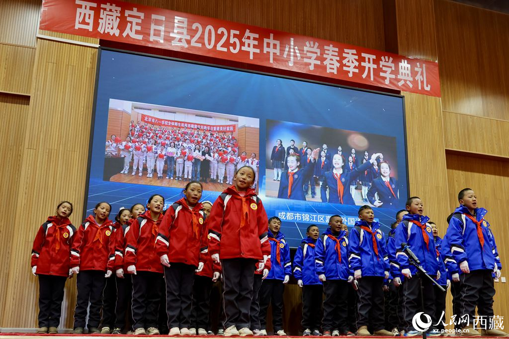 定日縣中小學(xué)生代表與北京市八一學(xué)校、成都市錦江區(qū)嘉祥外國(guó)語(yǔ)學(xué)校的師生一同唱響《把未來(lái)點(diǎn)亮》，迎來(lái)開(kāi)學(xué)第一課。人民日?qǐng)?bào)記者 鮮敢攝