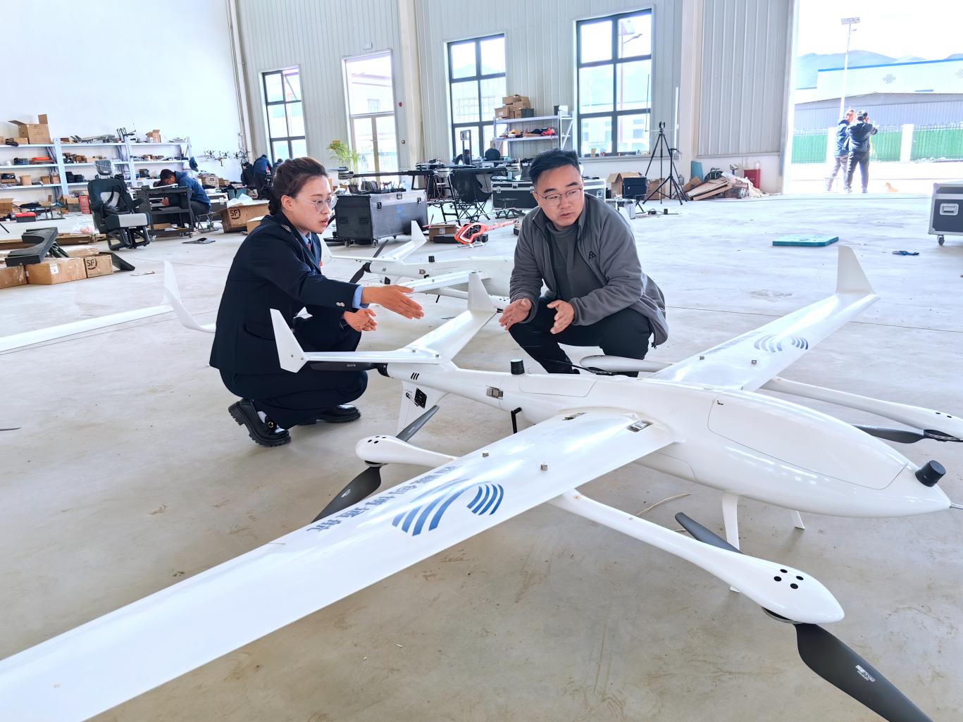 創(chuàng)博通航工作人員向稅務(wù)干部介紹無人機(jī)情況。曲麗攝