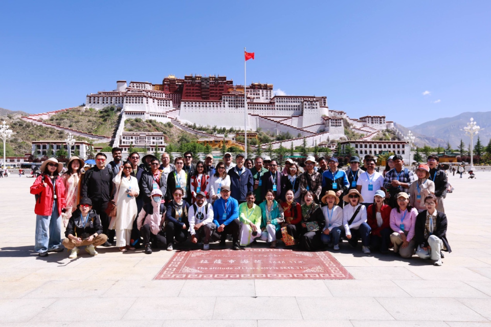 “中國在保護(hù)自然環(huán)境的同時(shí)實(shí)現(xiàn)了高度現(xiàn)代化！” ——多國記者眼中的現(xiàn)代西藏_fororder_圖片1