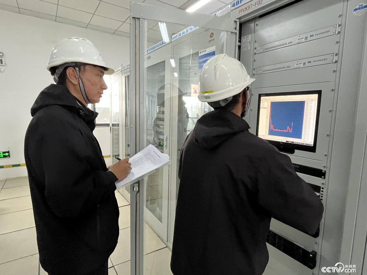 工作人員在巡檢風(fēng)電機組情況 (攝影 李婷婷)