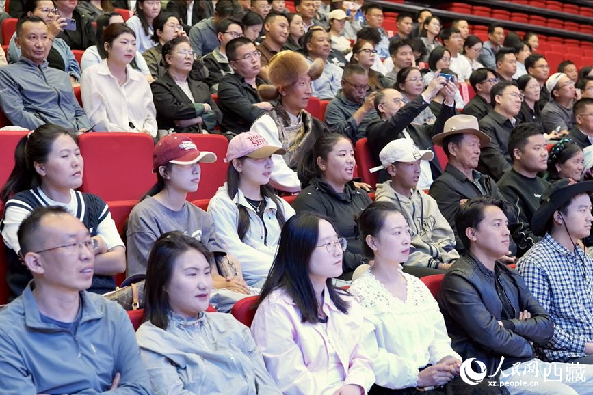 300余名干部職工、群眾代表在現(xiàn)場聆聽講座。人民網(wǎng)記者 次仁羅布攝