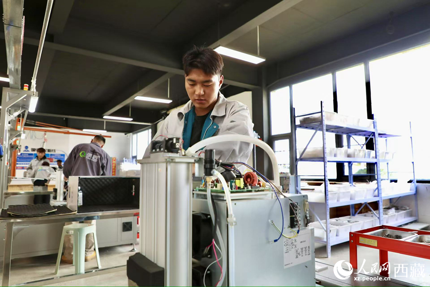 生產(chǎn)車間工人正在安裝制氧設(shè)備。人民網(wǎng)記者 次仁羅布攝