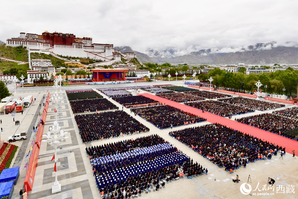 熱烈慶祝西藏自治區(qū)成立60周年大會(huì)現(xiàn)場。索朗旺久攝