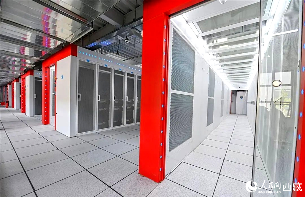 西藏“雅江1號”人工智能先進(jìn)計(jì)算中心機(jī)房。人民日報(bào)記者 鮮敢攝