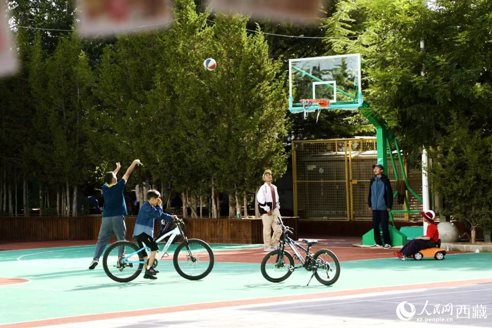 孩子們在社區(qū)享受運動時光。人民網記者 次仁羅布攝