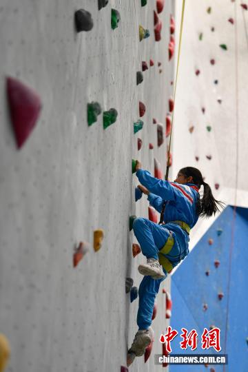 西藏登山隊護航拉薩市實驗小學攀巖興趣班煥活力