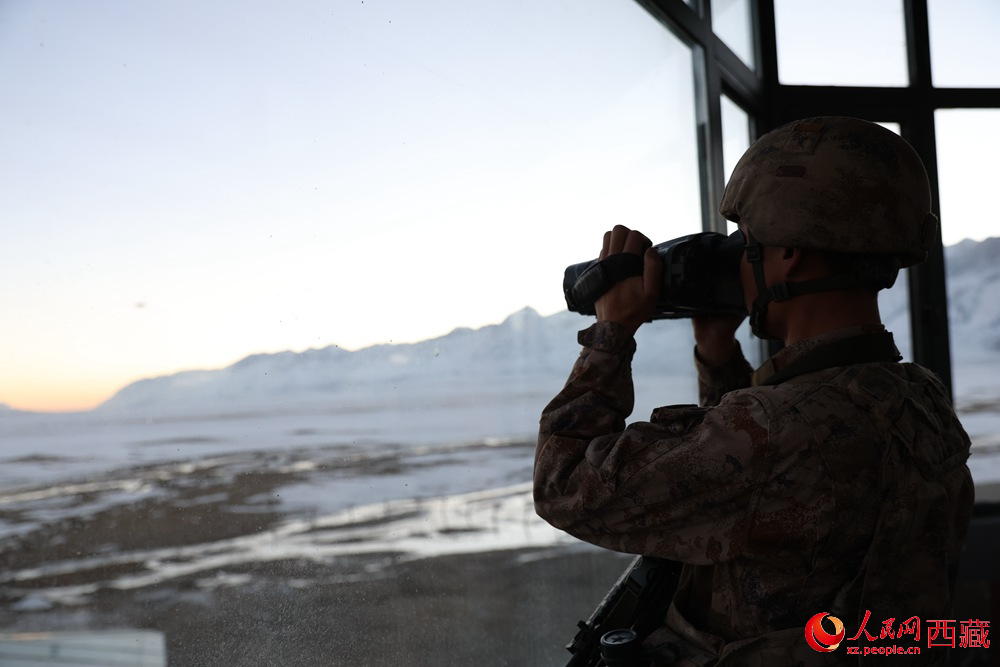 官兵在觀察哨所周邊情況。人民日?qǐng)?bào)記者 瓊達(dá)卓嘎攝