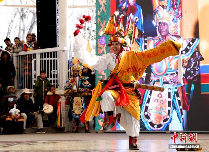 西藏拉薩：布達拉宮腳下上演服飾秀