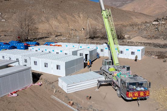2025年1月9日，在定日縣長(zhǎng)所鄉(xiāng)古榮村安置點(diǎn)，救援人員和施工人員合力抓緊搭建移動(dòng)板房，確保受災(zāi)群眾溫暖過(guò)冬。人民網(wǎng)記者 翁奇羽攝