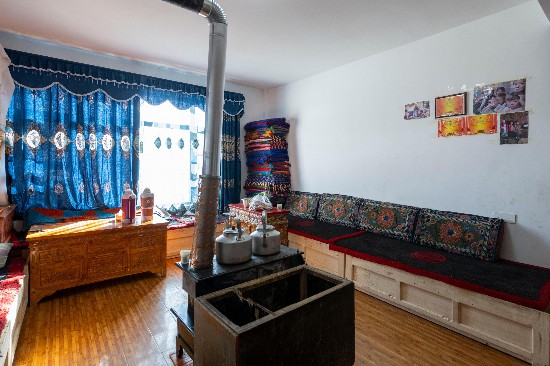 次仁普尺新家的客廳。人民網(wǎng)記者 翁奇羽攝