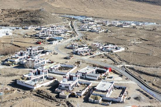 2025年12月11日，西藏定日縣長(zhǎng)所鄉(xiāng)古榮村新貌。人民網(wǎng)記者 翁奇羽攝