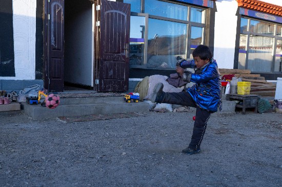 次仁普尺的弟弟在院子里玩耍。人民網(wǎng)記者 翁奇羽攝