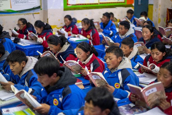 央金和同學(xué)們在教室中上課。人民網(wǎng)記者 翁奇羽攝