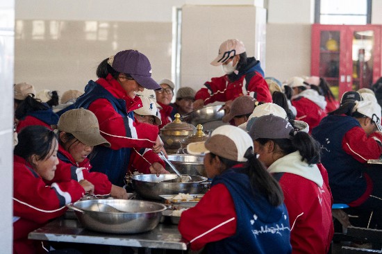 中午時分，學(xué)生們在食堂用餐。人民網(wǎng)記者 翁奇羽攝