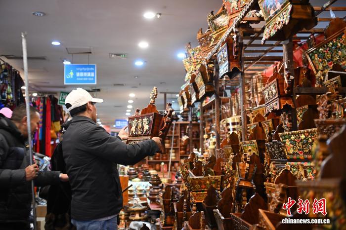 （新春見(jiàn)聞）年貨市場(chǎng)紅火古城拉薩節(jié)日氛圍濃厚