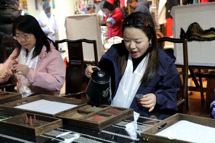 游客在“雅礱里”文化藝術(shù)街區(qū)非遺展館體驗(yàn)制作藏香。在工作人員的指導(dǎo)下，游客親手揉搓香泥、壓制成型，感受藏族傳統(tǒng)非遺技藝的魅力。人民網(wǎng)記者 吳雨仁攝